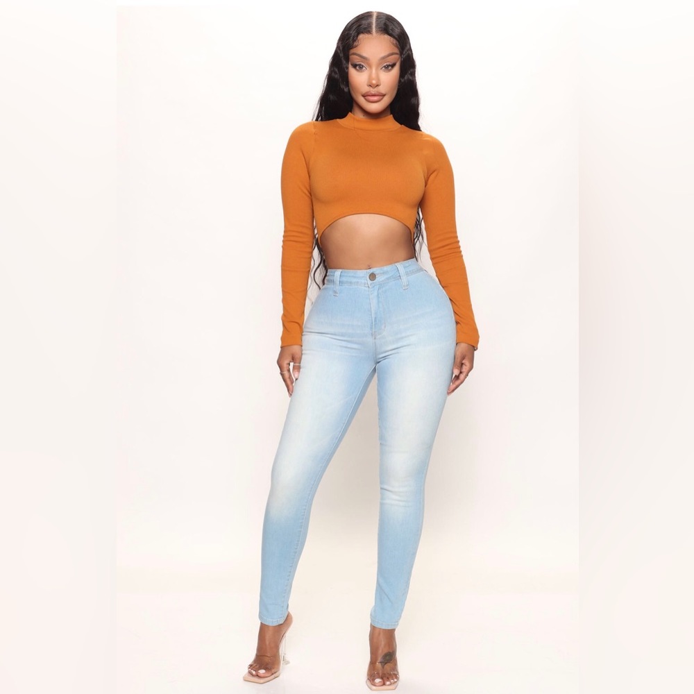 Light wash booty shaping skinny jeans
